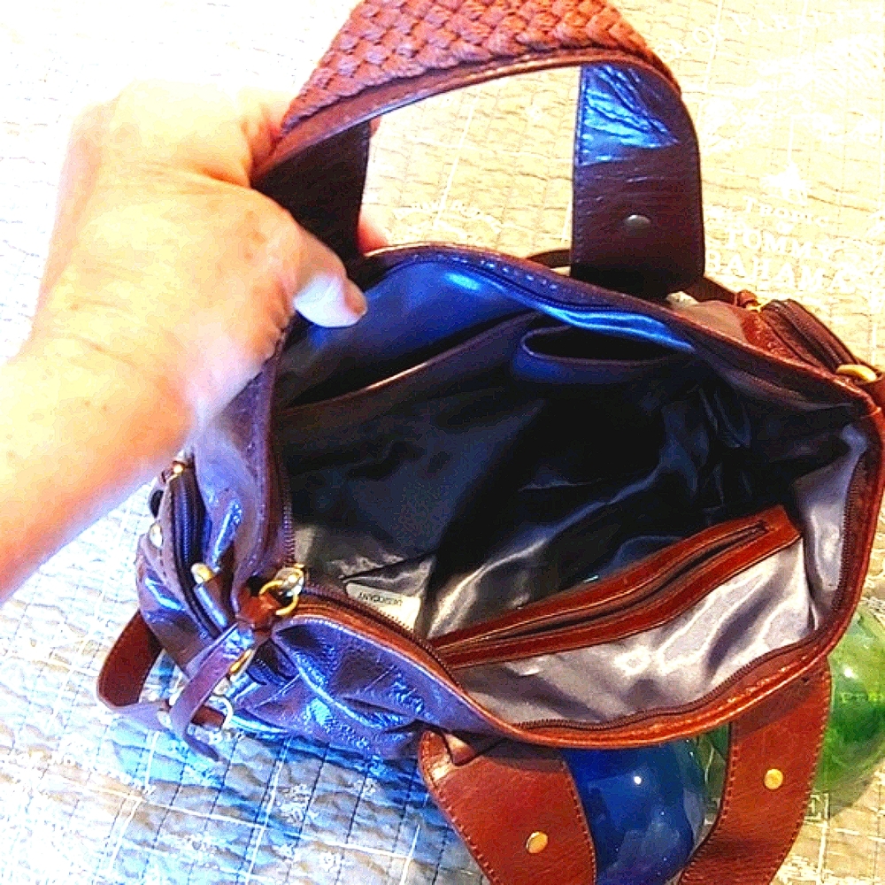The SAK Leather footed purse. - Picture 3 of 7